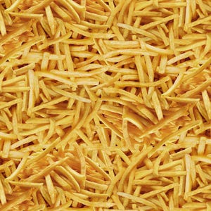 Könnte beinhalten: Draufsicht auf einen Haufen goldbrauner Pommes Frites. Die Pommes sind in dünne Streifen geschnitten und scheinen frisch zubereitet zu sein, mit einer leicht knusprigen Textur. Das Bild ist ein nahtloses Muster.