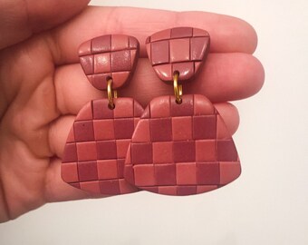Pendientes de arcilla polimérica QUILTED PINK / a cuadros, hechos a mano