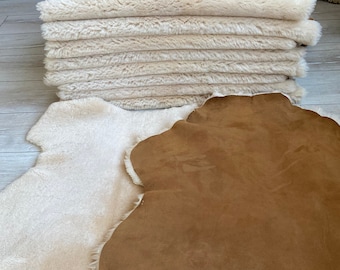 Australisches Schaffell in Creme, Rückenlehne aus hellbraunem Leder, Polsterung aus kurzer Wolle, Stuhlbezug, Wohnaccessoires