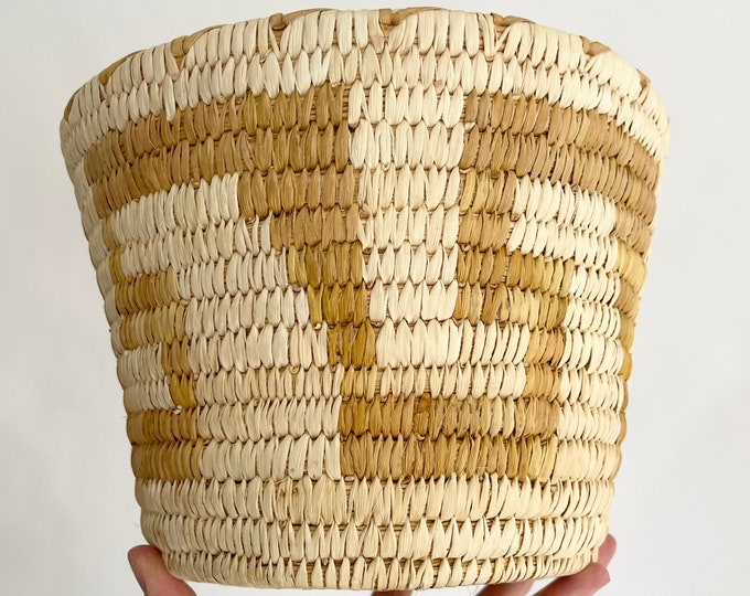 Large Tahono O'Odham Basket Pot Very Solidly Crafted Vintage Native American Handwoven Bear Grass Yucca Leaf Coil Basket Bowl Neutral Beige