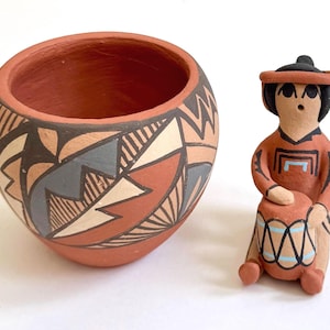 Vintage Jemez Pueblo Pottery Pot & Figurine: Signed Native American Art