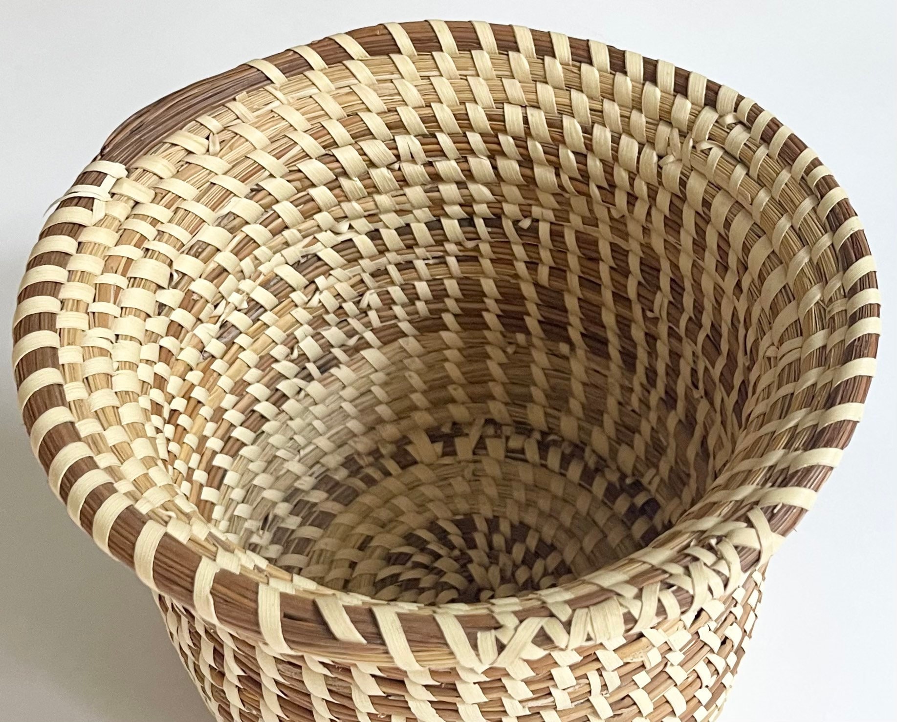 Vintage Charleston Sweetgrass Basket Pot Handmade Handwoven American