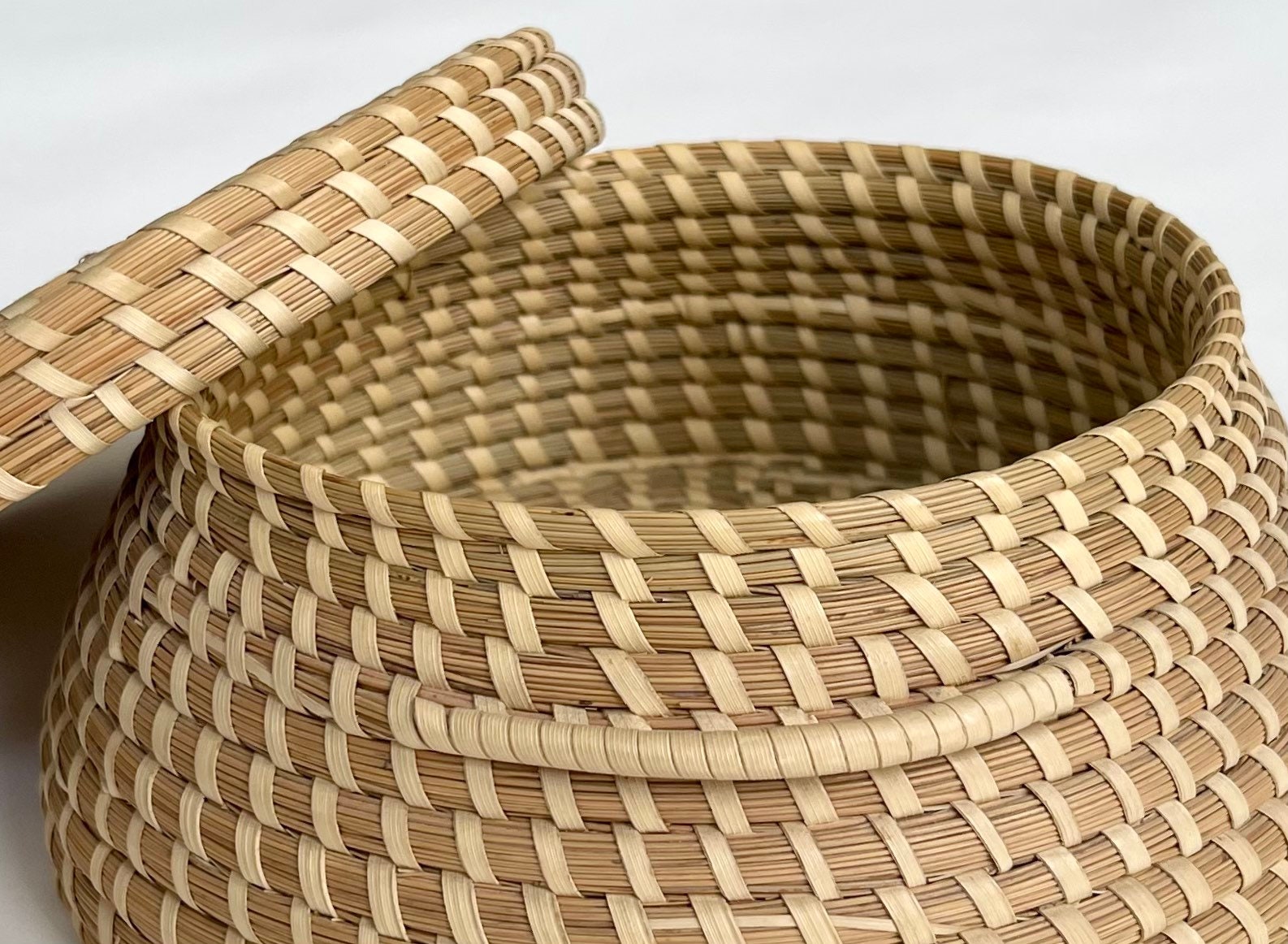 Charleston Sweetgrass Basket Finely Woven Lidded Basket Box with Lid Round Circle Vintage