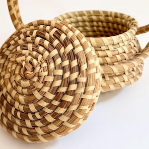 Charleston Sweetgrass Basket with Detachable Lid and Top Handle Handmade Handwoven American Gullah Folk Art Top Handle Coastal Home Decor