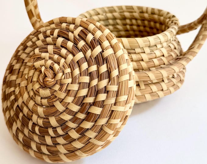 Charleston Sweetgrass Basket with Detachable Lid and Top Handle Handmade Handwoven American Gullah Folk Art Top Handle Coastal Home Decor