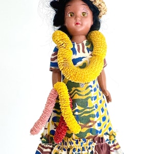 Vintage Hawaiian Doll Lei Seller Hula Girl 50s 60s Hawaii Souvenir Dashboard Hula Girl Straw Hat 3D Paper Leis Mid Century Hawaiiana