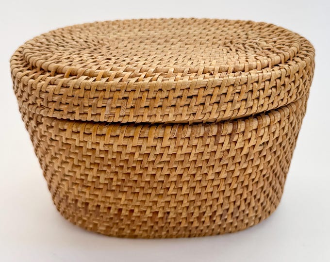 Vintage Handwoven Lidded Basket Finely Woven Basket Box with Lid Oval Vintage American Folk Art Coastal Decorative Basket