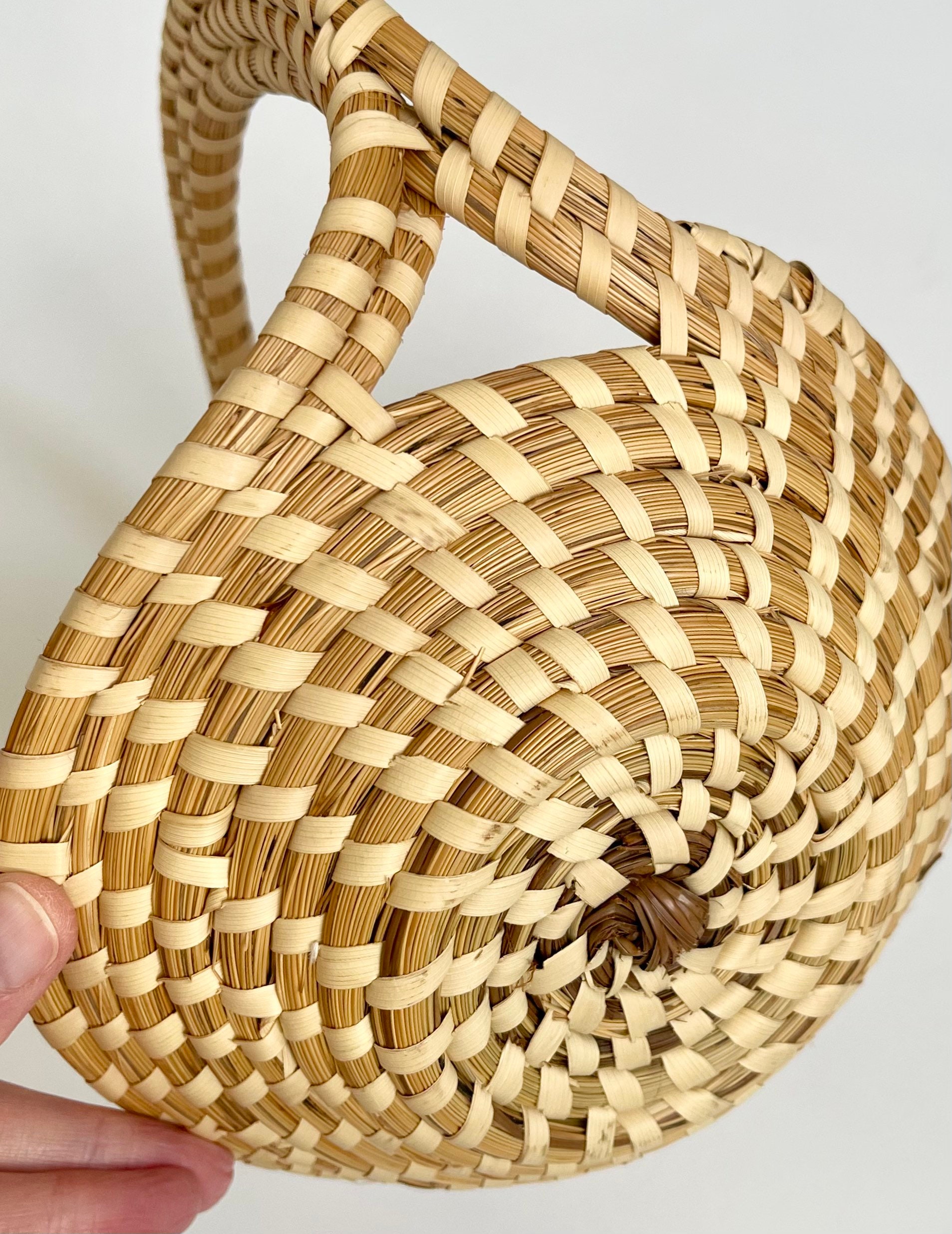 Charleston Sweetgrass Basket with Handle Detail Handmade Handwoven