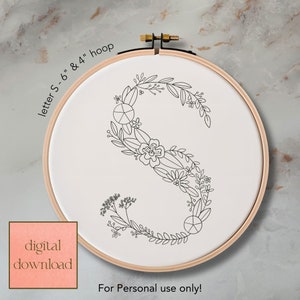 Padrão de bordado à mão com letra floral S para aro de 6 e 4 polegadas; Padrão digital floral caprichoso, download instantâneo com ponto e guia de cores