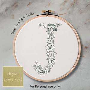 Padrão floral de bordado à mão com letra J para aro de 6 e 4 polegadas; Padrão digital floral caprichoso, download instantâneo com ponto e guia de cores