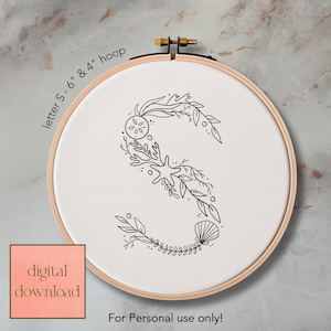 Padrão de bordado à mão da letra S da sereia para bastidor de 6 e 4 polegadas; Padrão digital com tema de mar, download instantâneo com guia de pontos e cores