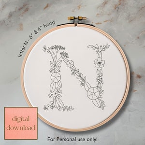 Padrão floral de bordado à mão com letra N para aro de 6 e 4 polegadas; Padrão digital floral caprichoso, download instantâneo com ponto e guia de cores