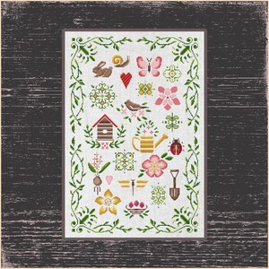 Könnte beinhalten: Kreuzstich-Stickmuster mit Gartenthema, das einen Hasen, eine Schnecke, einen Schmetterling, einen Vogel, ein Vogelhaus, eine Gießkanne, einen Marienkäfer, Blumen und eine Schaufel zeigt. Der Rand ist ein grünes Rankenmuster, und der Hintergrund ist weiß.