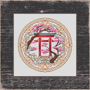 Peut inclure: Un motif de point de croix circulaire représentant une porte torii japonaise rouge avec un cerisier en fleurs de chaque côté. La porte est entourée d'une bordure décorative avec des motifs floraux.