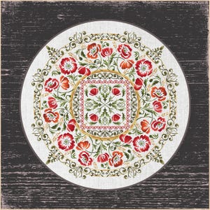 Könnte beinhalten: Ein kreisförmiges Stickmuster mit einem sich wiederholenden Muster aus roten Mohnblumen und grünem Laub. Das Design ist von einem dekorativen Rand mit einem zentralen quadratischen Motiv umgeben.