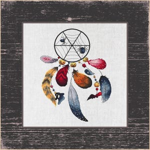 Puede incluir: Un diseño de atrapasueños con temática de Halloween con una telaraña circular y arañas, y plumas coloridas. Las plumas son en tonos de amarillo, rojo, naranja, azul y gris. El diseño incluye pequeñas cuentas en forma de calabaza y un murciélago.