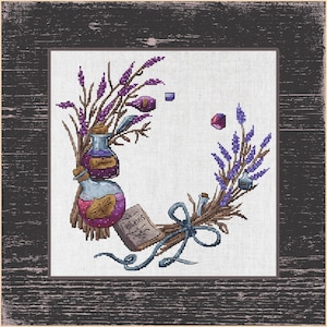Padrão de ponto cruz para alquimia de bruxas, bordado encantador de guirlanda de lavanda, guirlanda de lavanda com poção e livro, botânico e epistolar