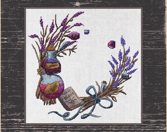 Wzór krzyżykowy „Alchemia czarownic”, czarujący wieniec lawendowy, wianek lawendowy z miksturą i książką, botaniczny i epistolarny