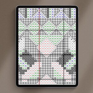 Op de afbeelding: Een zwart-wit digitaal breipatroon met rode, groene en blauwe markeringen. Het patroon wordt weergegeven op een tabletscherm.