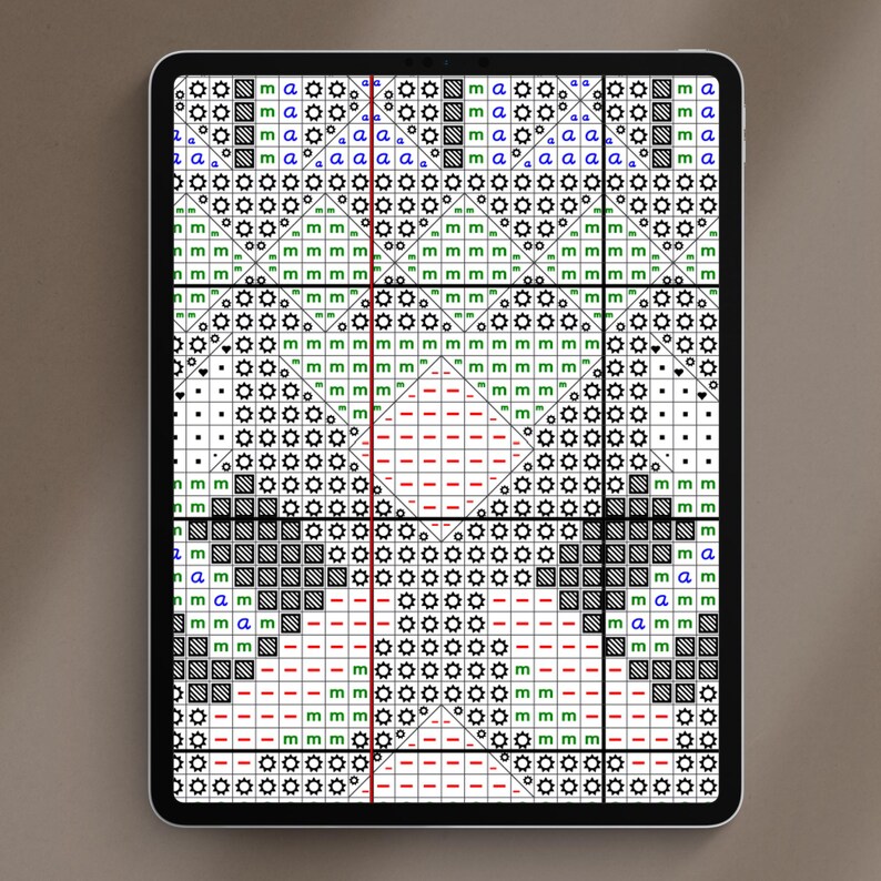 Op de afbeelding: Een zwart-wit digitaal breipatroon met rode, groene en blauwe markeringen. Het patroon wordt weergegeven op een tabletscherm.