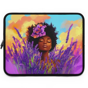 Puede incluir: Una ilustración digital de una mujer con piel oscura y cabello negro rizado, que lleva una flor morada en el pelo. Está rodeada de flores de lavanda y un fondo suave y colorido.