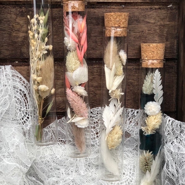 Fiole en verre garnie de fleurs séchées