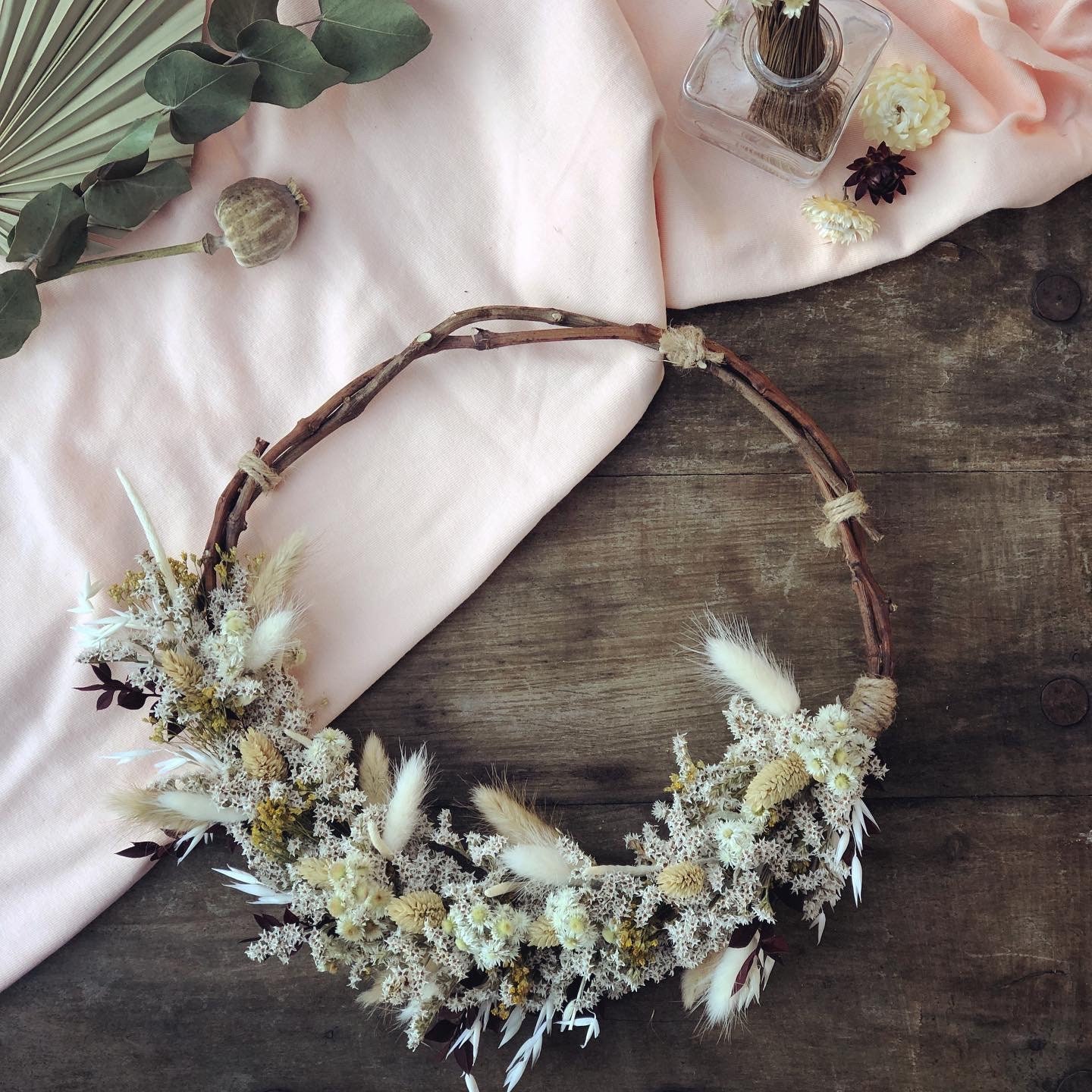 Couronne Murale de Fleurs Séchées sur Une Base Sarment Vigne Local