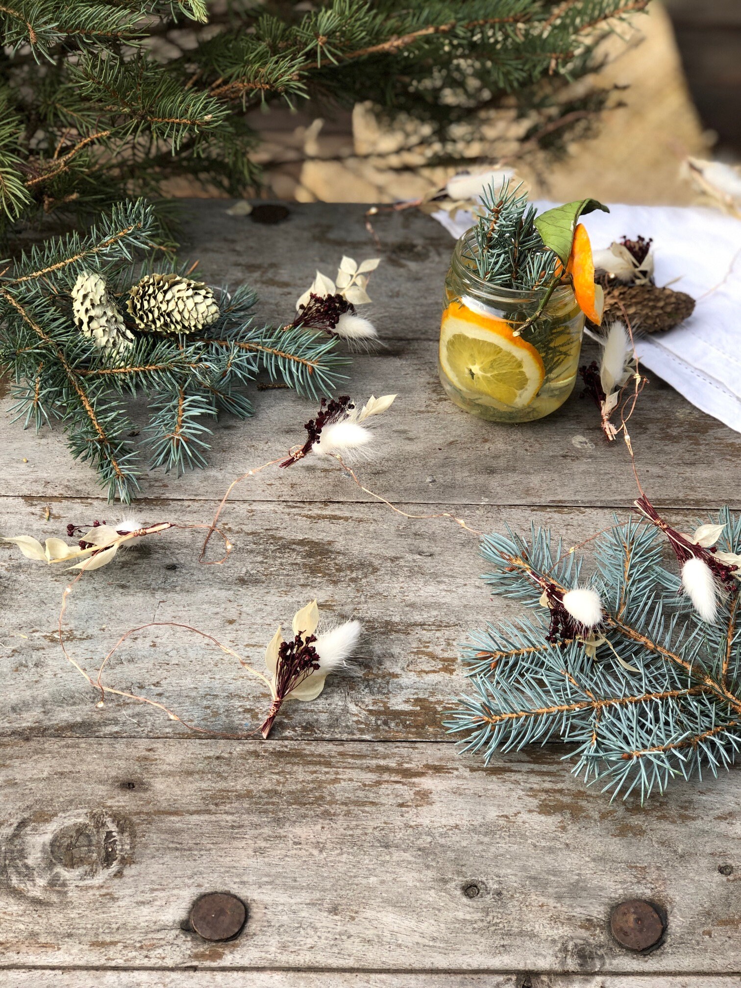 Guirlande Lumineuse Décorée de Fleurs Séchées