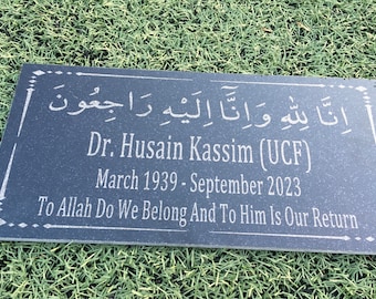 Op de afbeelding: Een zwarte granieten grafsteen met witte letters. De inscriptie luidt "Inna lillahi wa inna ilayhi raji'un" in het Arabisch, gevolgd door "Dr. Husain Kassim (UCF)", "Maart 1939 - September 2023" en "To Allah Do We Belong And To Him Is Our Return."