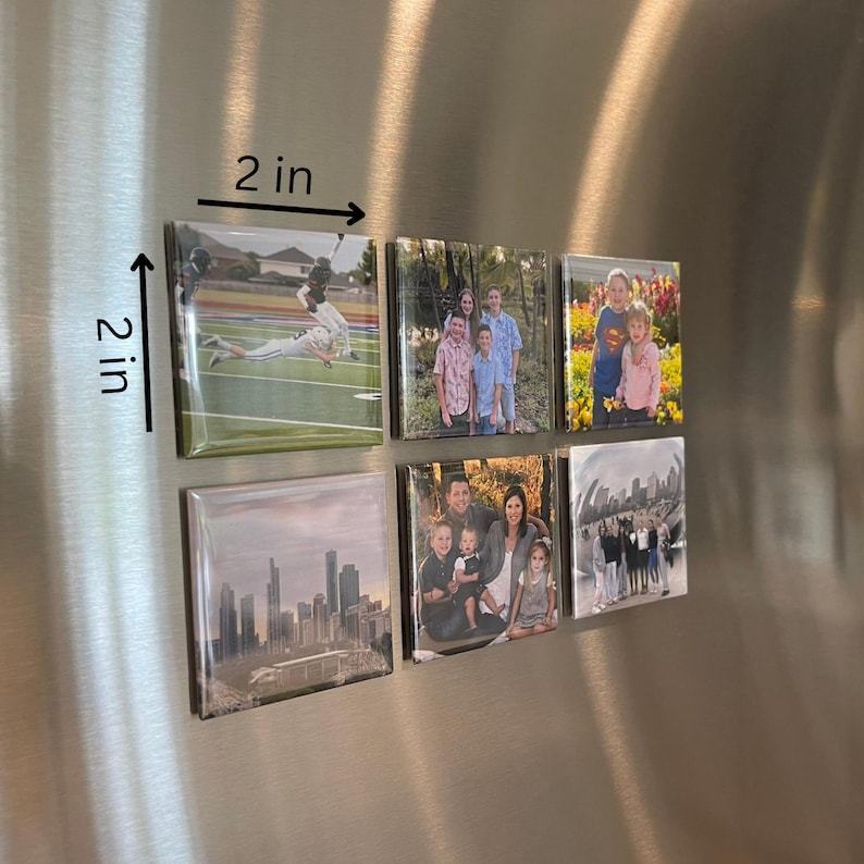 Puede incluir: Seis imanes cuadrados de 5 cm con superficies brillantes se muestran en una superficie met&aacute;lica. Cada im&aacute;n presenta una fotograf&iacute;a diferente, incluyendo retratos familiares, un paisaje urbano y una foto de acci&oacute;n deportiva. Los imanes est&aacute;n dispuestos en dos filas de tres.
