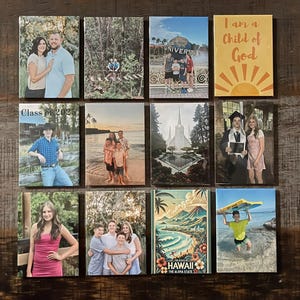 Puede incluir: Una colecci&oacute;n de doce impresiones rectangulares sobre lienzo con varias fotograf&iacute;as. Las im&aacute;genes incluyen retratos familiares, paisajes y una foto de graduaci&oacute;n. Una impresi&oacute;n muestra el texto "I am a Child of God" con un dise&ntilde;o de sol.