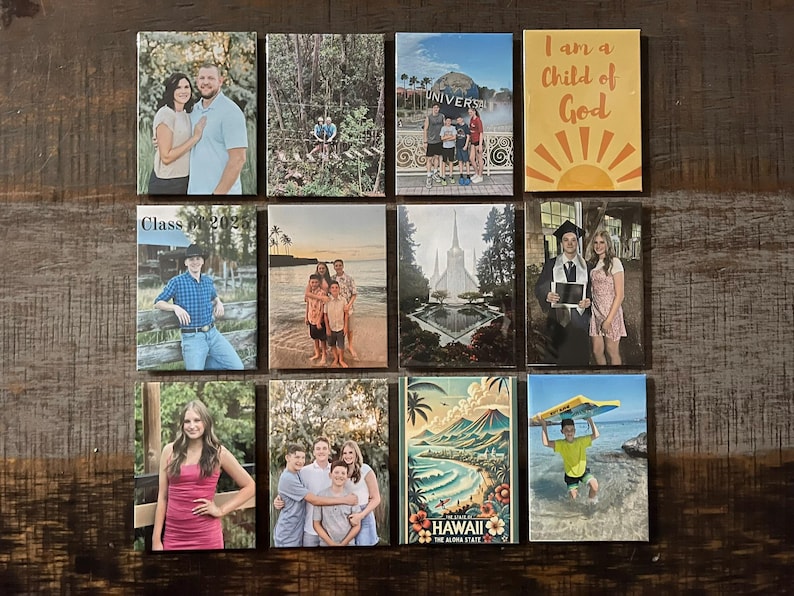Puede incluir: Una colecci&oacute;n de doce impresiones rectangulares sobre lienzo con varias fotograf&iacute;as. Las im&aacute;genes incluyen retratos familiares, paisajes y una foto de graduaci&oacute;n. Una impresi&oacute;n muestra el texto "I am a Child of God" con un dise&ntilde;o de sol.