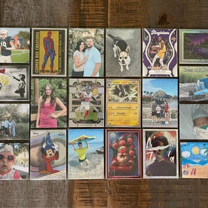 Puede incluir: Una colecci&oacute;n de varias im&aacute;genes impresas, incluyendo fotograf&iacute;as, cromos y obras de arte. Las im&aacute;genes presentan a un jugador de f&uacute;tbol americano, una pareja, un perro, un jugador de baloncesto, un beb&eacute; y otros sujetos. Las im&aacute;genes est&aacute;n dispuestas sobre una superficie de madera.