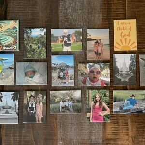 Puede incluir: Una colecci&oacute;n de impresiones fotogr&aacute;ficas rectangulares dispuestas sobre una superficie de madera. Las im&aacute;genes representan diversas escenas, incluyendo paisajes, personas y texto. Las impresiones var&iacute;an en tama&ntilde;o y orientaci&oacute;n, creando una exhibici&oacute;n tipo collage.
