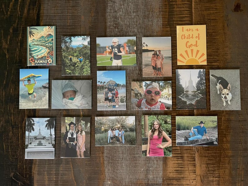 Puede incluir: Una colecci&oacute;n de impresiones fotogr&aacute;ficas rectangulares dispuestas sobre una superficie de madera. Las im&aacute;genes representan diversas escenas, incluyendo paisajes, personas y texto. Las impresiones var&iacute;an en tama&ntilde;o y orientaci&oacute;n, creando una exhibici&oacute;n tipo collage.