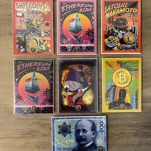 Puede incluir: Una colecci&oacute;n de siete tarjetas coleccionables con dise&ntilde;os tem&aacute;ticos de criptomonedas. Las tarjetas presentan ilustraciones de arte digital, incluyendo 'The Ethereum Kids', 'Satoshi Nakamoto' y un s&iacute;mbolo de Bitcoin estilizado. Una tarjeta se asemeja a un billete de 200 coronas.