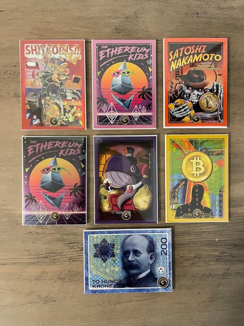 Puede incluir: Una colecci&oacute;n de siete tarjetas coleccionables con dise&ntilde;os tem&aacute;ticos de criptomonedas. Las tarjetas presentan ilustraciones de arte digital, incluyendo 'The Ethereum Kids', 'Satoshi Nakamoto' y un s&iacute;mbolo de Bitcoin estilizado. Una tarjeta se asemeja a un billete de 200 coronas.
