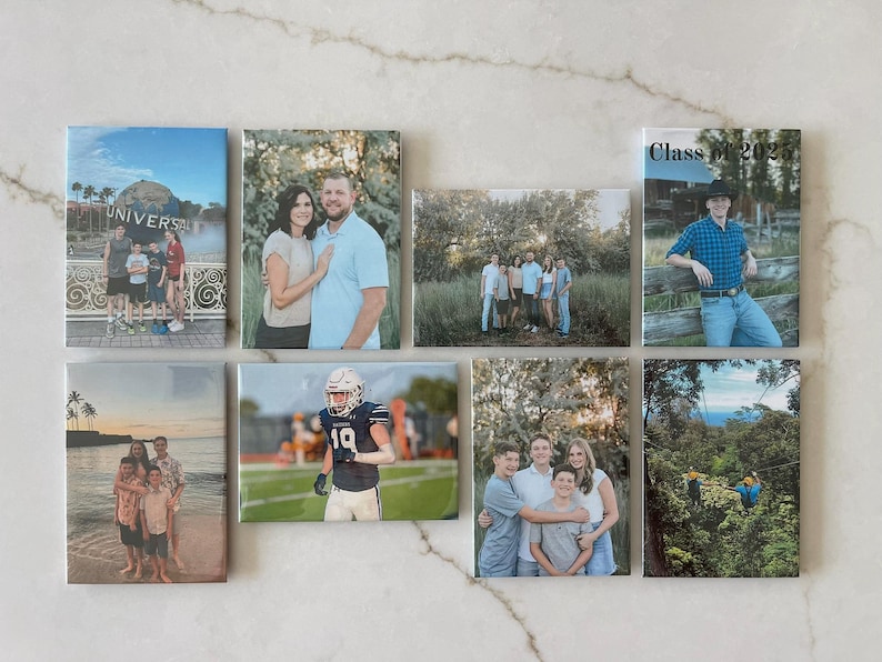 Puede incluir: Una colecci&oacute;n de ocho impresiones fotogr&aacute;ficas rectangulares con varios retratos familiares y vistas panor&aacute;micas. Una impresi&oacute;n muestra el texto "Class of 2020". Las im&aacute;genes est&aacute;n montadas sobre una superficie de color claro.