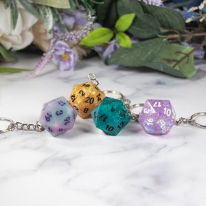 Mysterie D20 hars sleutelhanger - Glitter dobbelstenen Chonk | Nerd cadeau | Sleutelhanger voor Dungeon Master | Extra grote matrijs | TTRPG | DnD-accessoire | Sleutelhanger