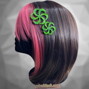 Ensemble de pinces à cheveux tourbillonnantes – Épingles à cheveux asymétriques en acrylique vert (1 grande + 1 petite)