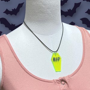 Coffin Necklace – Acrylic Goth Jewelry for Halloween, Horror, Vampire, Witchcore & Alt Fashion  Blacklight, Glitter Cute Spooky Styles