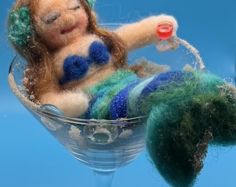 Syrena dziewczyna, kobieta, filcowana igłą, relaksująca się, umyta szklanka do martini, trzymająca koktajl, piasek, muszle, kamyki, kwiaty, włosy, płetwa wisząca nad szklanką