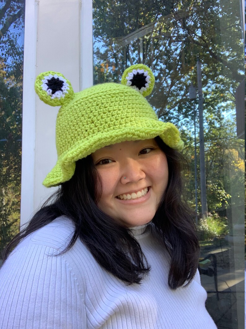 bucket hat crochet frog