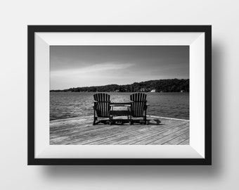 Estampa del lago Muskoka: Sillas de muelle en blanco y negro, paisaje de Ontario