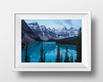 Moraine Lake Wall Art - Cartel del Parque Nacional Banff - Impresión fotográfica de las Montañas Rocosas Canadienses - Montañas Rocosas de Canadá - Paisaje de Alberta