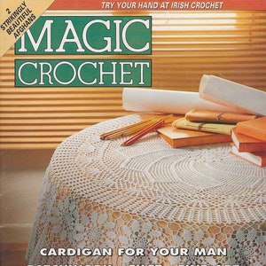以下が含まれることがあります： マジッククロシェ誌の表紙で、花柄のクロシェのテーブルクロスが特徴です。表紙のテキストには、「男性用カーディガン、パッチワーク - フィレ - ファインアートプロジェクト、フローラルクロシェ」とあります。雑誌は1997年2月号で、106号です。