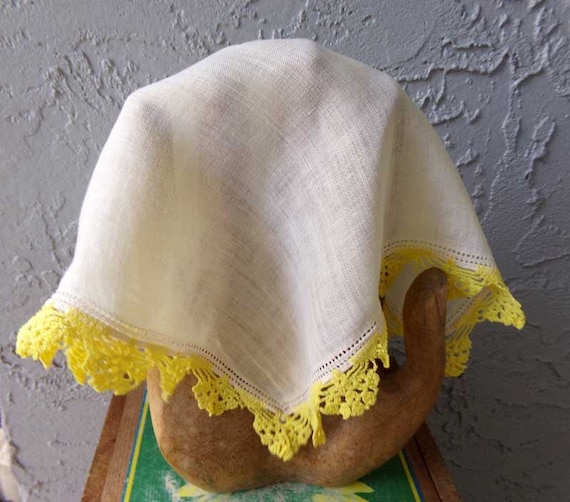 Vintage tatted handkerchief, yellow tatted hankie… - image 1