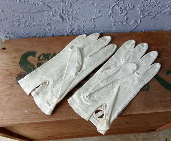 Miss Aris white leather gloves, vintage white glo… - image 2