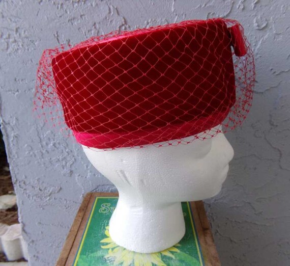 Red velvet pill box hat, vintage red velvet hat, … - image 2