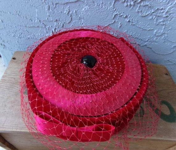 Red velvet pill box hat, vintage red velvet hat, … - image 10